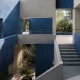 Arquitectura contemporánea formada por distintos niveles y recorridos conectados en tonos azules.