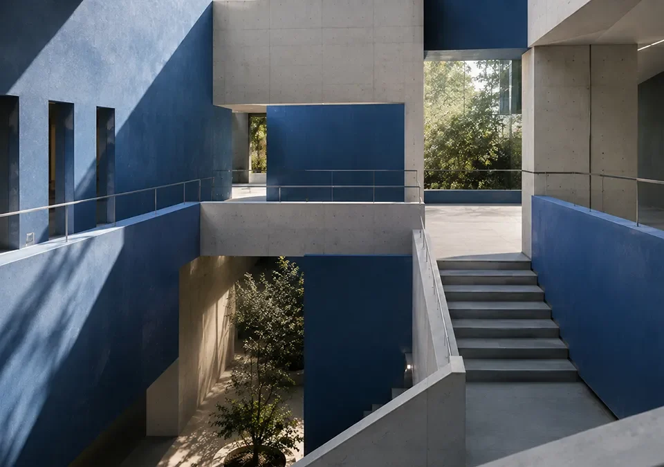 Arquitectura contemporánea formada por distintos niveles y recorridos conectados en tonos azules.